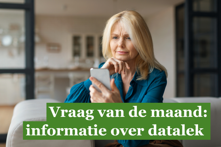 Vraag van de maand: informatie over datalek. Vrouw in huiskamer kijkt bezorgd op mobiele telefoon
